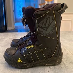 K2 kids snowboard boots. Size 4